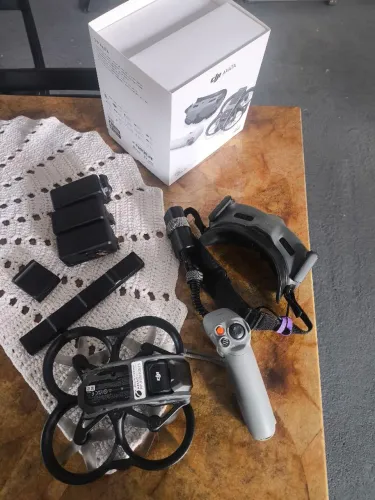 Dji Avata 1 combo explorer 3 baterias NÃO ACEITO TROCAS nem abaixo o valor.