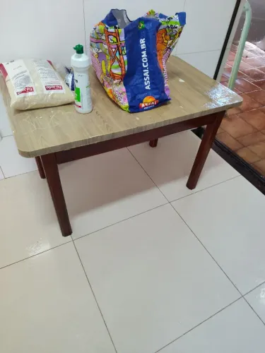 Vendo essa mesinha de madeira forte