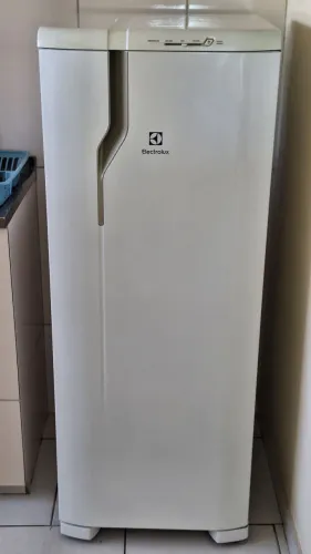 Geladeira Electrolux RE31 240L 127V - Excelente estado