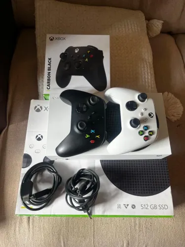 Vendo ou Troco Xbox Series S - 512gb com 2 controles