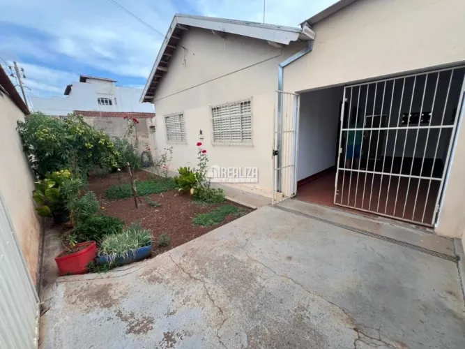 Casa com 5 Quarto(s) e 2 banheiro(s) para Alugar, 10 m² por R$ 2000 / Mês