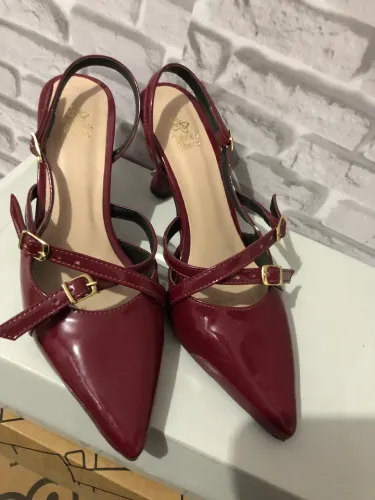 scarpin slingback bico fino salto baixo vinho 34