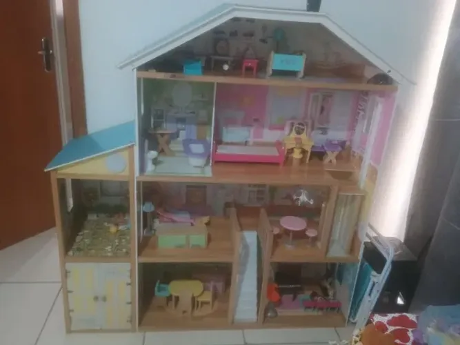 Casinha de Madeira ,com móveis de madeira ,ela.é linda, dela na loja é R$ 7.000,00,