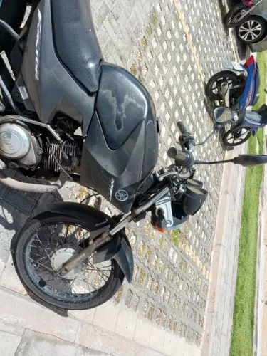 Moto Yamaha em dias dut em branco 4.000