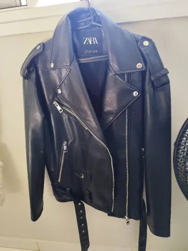Jaqueta de couro Zara.