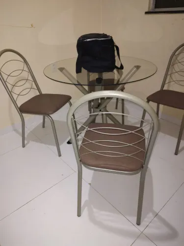 MESA DE VIDRO COM 4 CADEIRAS 449,00