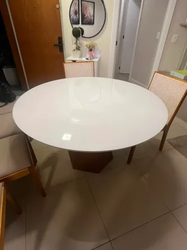 Mesa de jantar para 6 pessoas redondo de vidro e pé de madeira