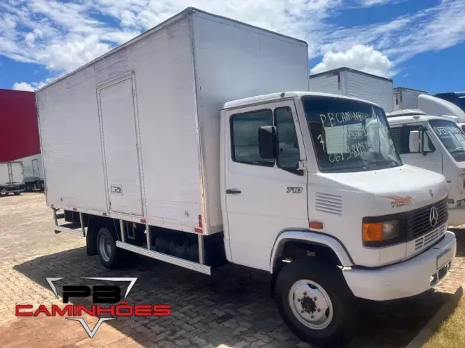 MERCEDES-BENZ 710 PLUS - 2011/2011 COM BAÚ. CAMINHÃO BEM CONSERVADO!