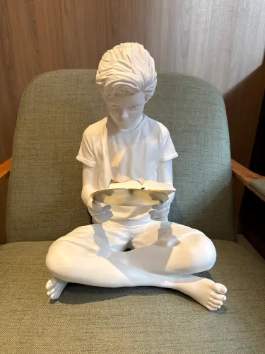 Escultura Menino & o Livro - Sui Objetos