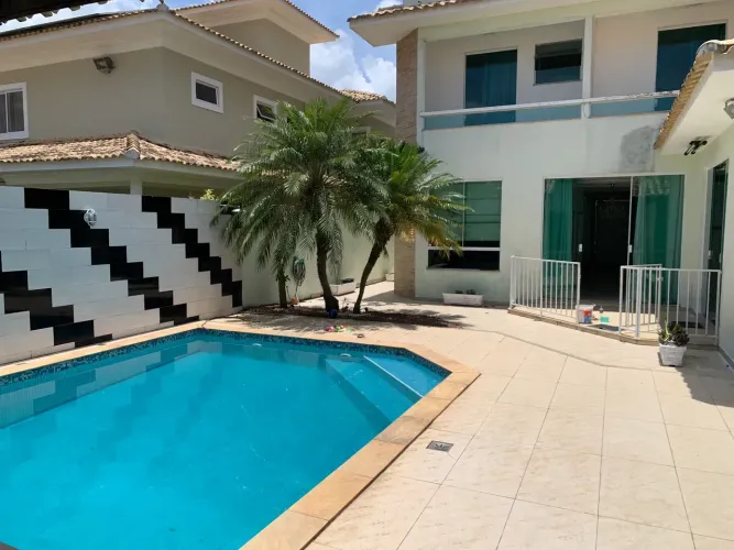 Condomínio fechado: Casa duplex; 4 quartos (3 suítes, 1 master) lazer.