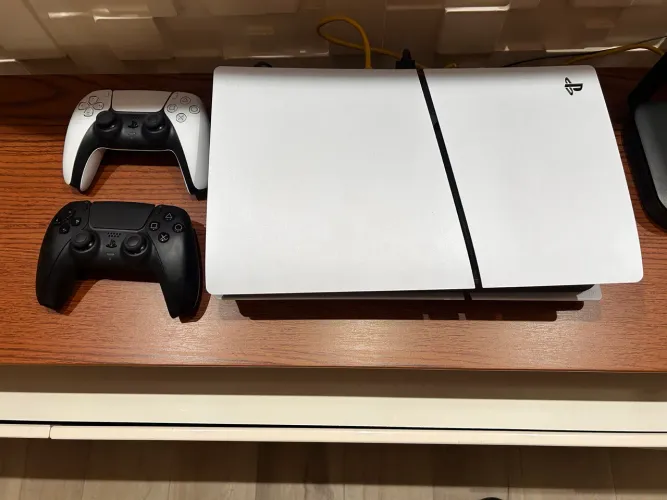 PlayStation 5 Slim com leitor 2 controles