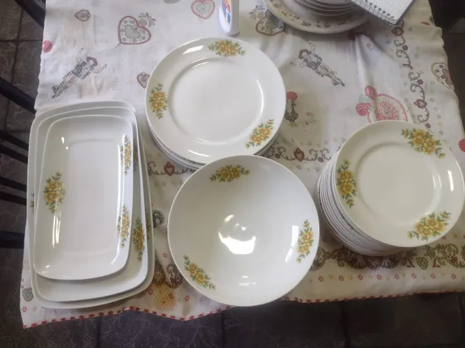 Conjunto de louça, pratos de sobremesa, travessas, tigela e pratos rasos - 20 itens