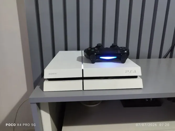 Ps4 glacier white....com varios jogos na memória