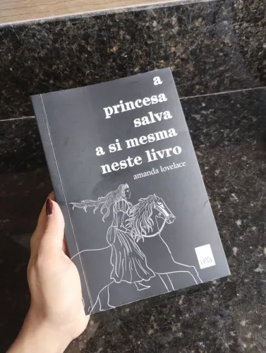 Livro "a princesa salva a si mesma nesse livro"