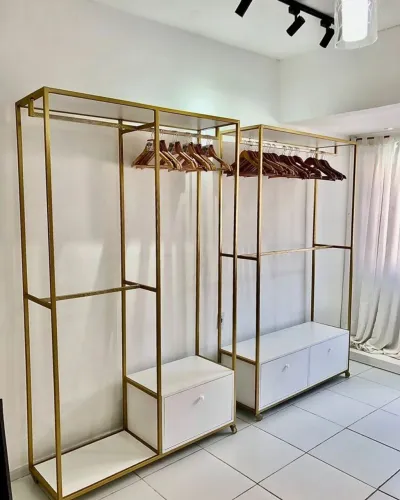 Cabideiras de metalon para lojas.