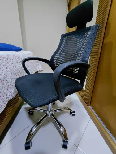 Cadeira de escritório pouco usada