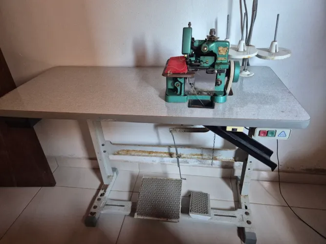 Máquina de Costura Overlock com bancada