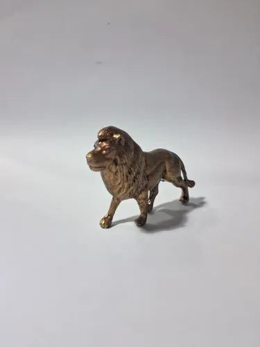 Leão em metal maciço estilo ouro velho 5cm