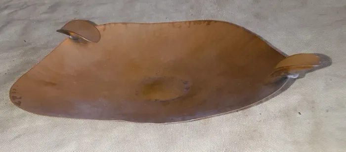 Antigo cinzeiro em cobre martelado