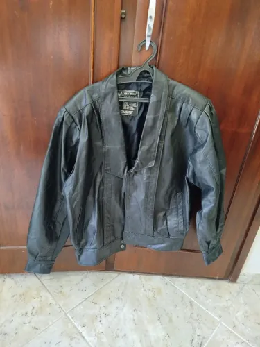Jacketa em couro legítimo Tam 42. Made in Argentina 