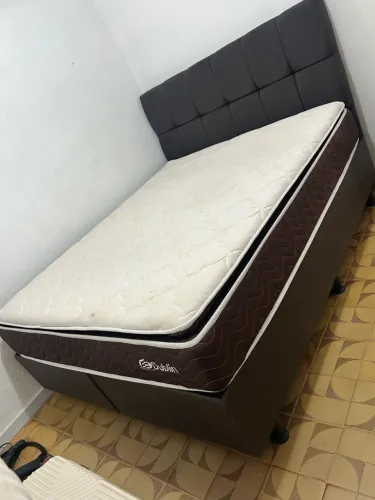 Cama com cabeceira