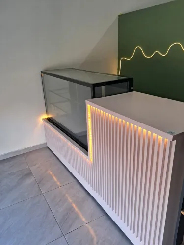 Vitrine refrigerada com balcão planejado