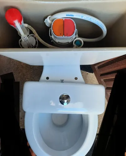 Vaso acoplado com mecanismo duplo branco 