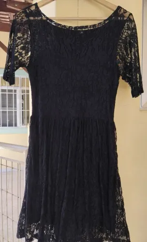 Vestido de renda preto com forro