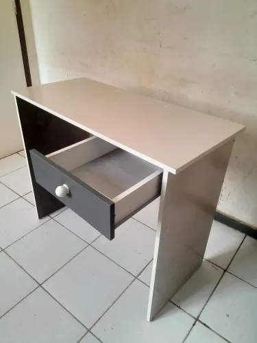 Escrivaninha com gaveta