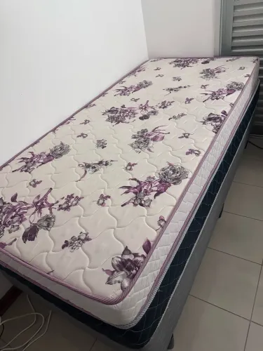 Vendo cama Box solteiro com 2 colchões novinhos