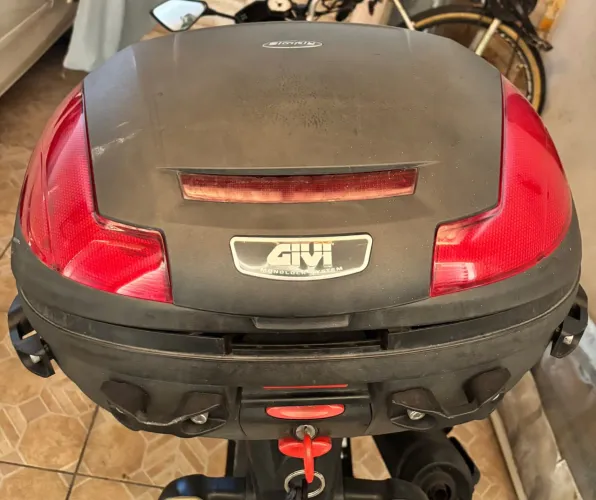 Baú GIVI monolock 47L (para 2 capacetes)