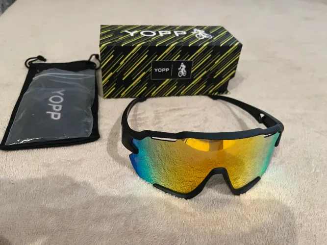 Óculos Vopp modelo Mask com lentes espelhadas coloridas.