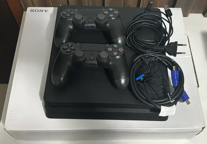 PS4 Slim com caixa e 2 controles