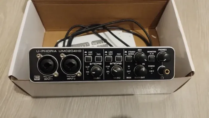 Interface de áudio Behringer UMC204HD