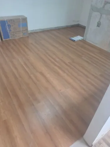 Instalação de pisos vinílicos e laminados , rodapés e painéis ripados . 15$