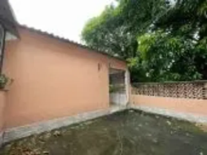 Ampla Casa fundos c/ 2 Quartos