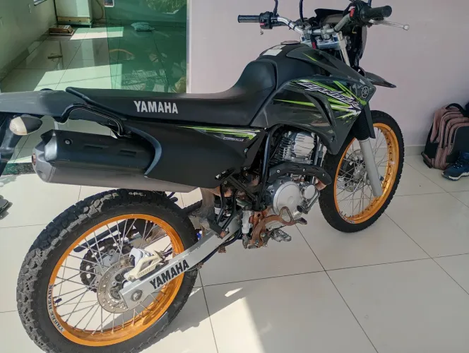 Vende - se uma moto Lander 250cc, ano 2015 / 2016.