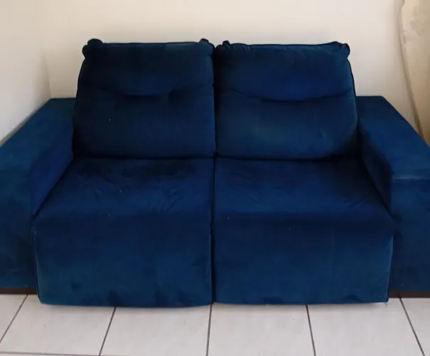 Sofá na cor azul, reclinável e retrátil, medindo 2x1 em bom estado