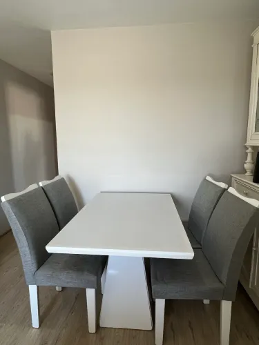 Mesa com 4 cadeiras estofadas