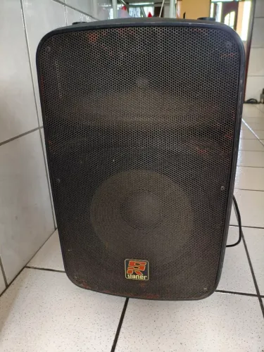 Caixa ativa staner com tripé.