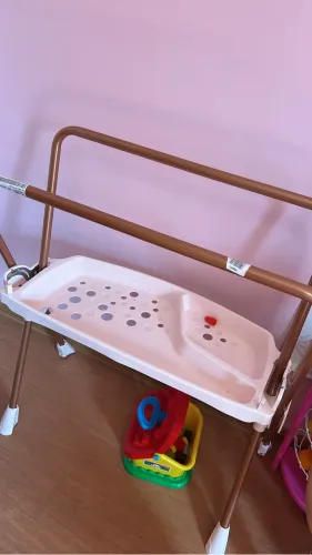 Banheira rosa com suporte Gazereno