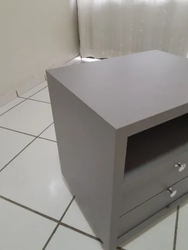 Criado mudo cinza.