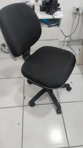 VENDO 4 CADEIRAS PRA ESCRITRORIO ( 2 COM RODINHAS E 2 SEM RODINHAS)