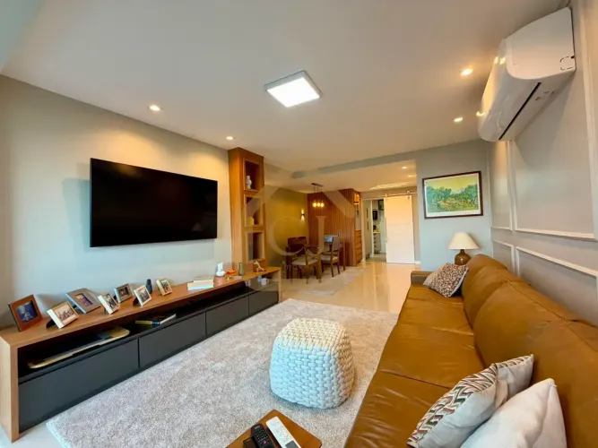 Apartamento totalmente reformado à venda na Barra da Tijuca.