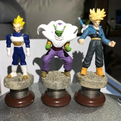3 Figures estatuas de Dragon Ball com mola e imã na base (Vegeta, Piccolo e Trunks)