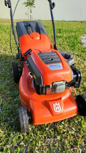 Máquina de cortar grama gasolina pouco usada Husqvarna lc140