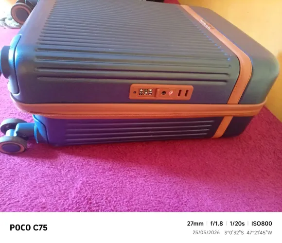 Vendo mala de viagem marca sestini valor 1200 vendo por 320 pra sair logo