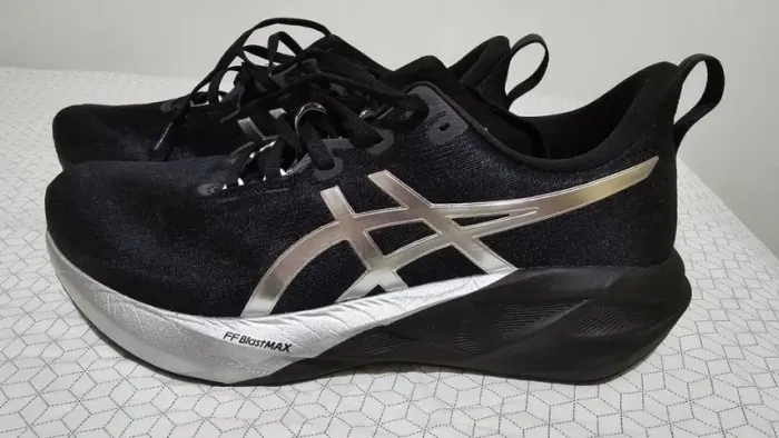 ASICS Novablast 5 Platinum em estado de novo