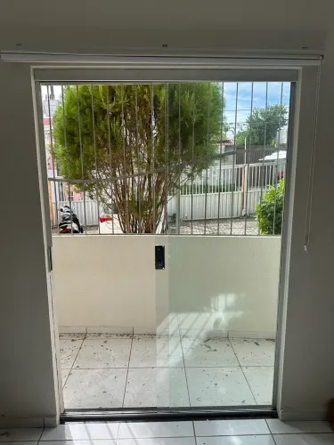Móvel da cozinha em MDF, bancada preta e porta de vidro