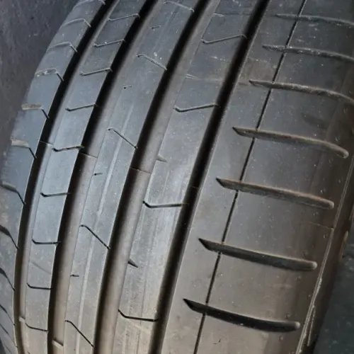 Pneu 225 40 R19 Pirelli Pzero Run Flat seminovo sem detalhes.